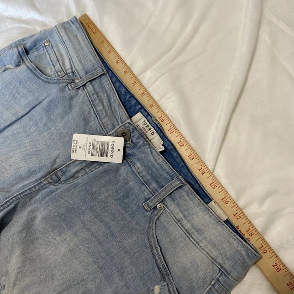 NWT TORRID size 18 BLUE MORNING DISTRESSED 8" SHORT JEAN SHORTS - Picture 6 of 8